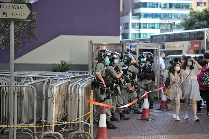 Are the Hong Kong Police Force allowed to carry guns