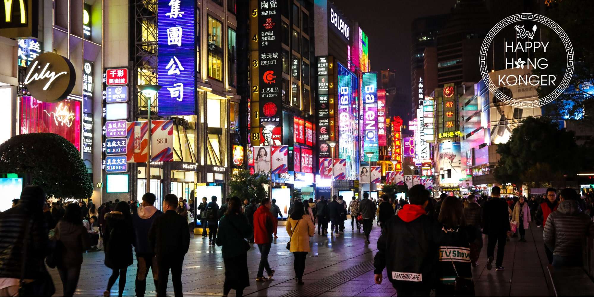 Which street is famous for its night bazaar in Hong Kong